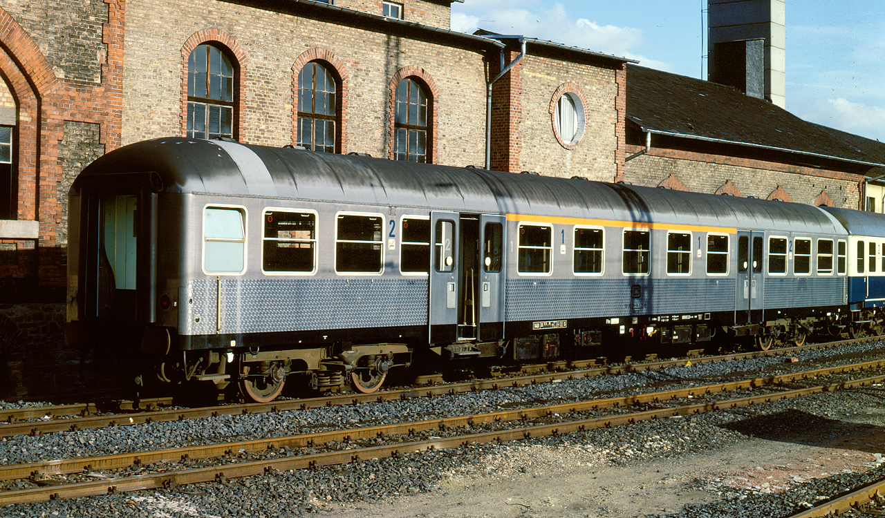 https://tscharn-rs.de/DSO/1982.09.11-05%20-00%20Wiesbaden%20ABnrz%20%28304%29%20%28Sondertüren%29%20%28a%29_RealPhoto-v3_x1_6362x3728_2pass_MoreDetail-v3.jpg